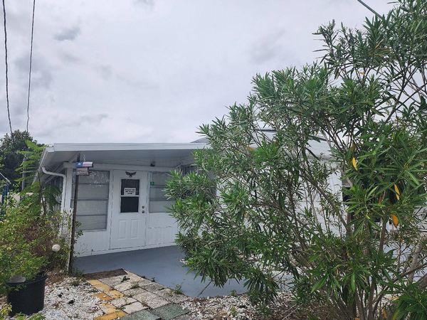30 Holly Dr, Tavares FL 32778